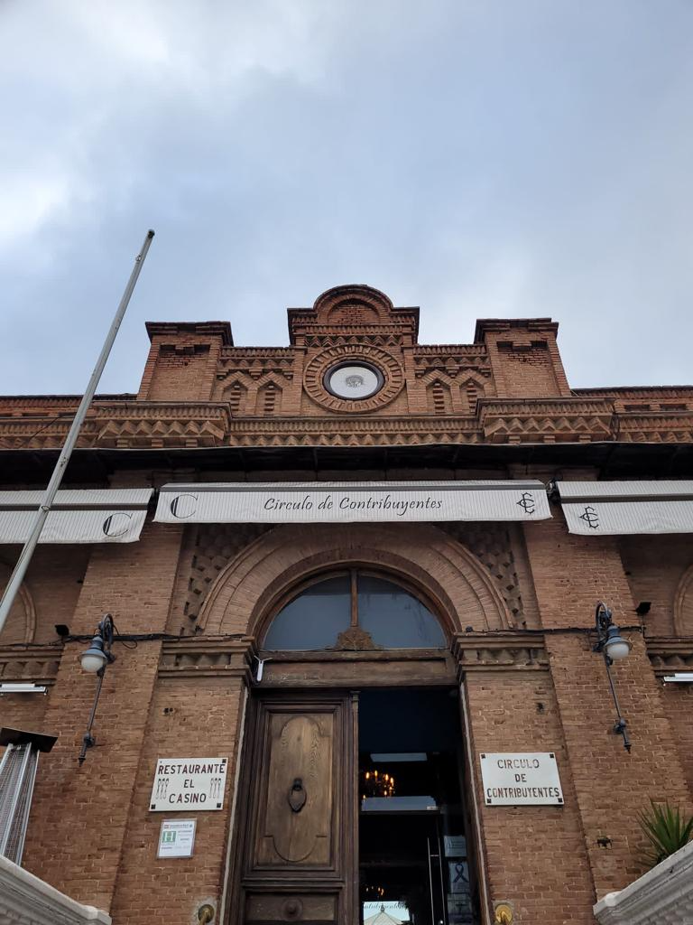 Detalle del barómetro y su posición en el remate central de la fachada