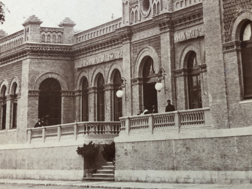 Fachada del Círculo de Contribuyentes de Alcalá de Henares hacia 1901