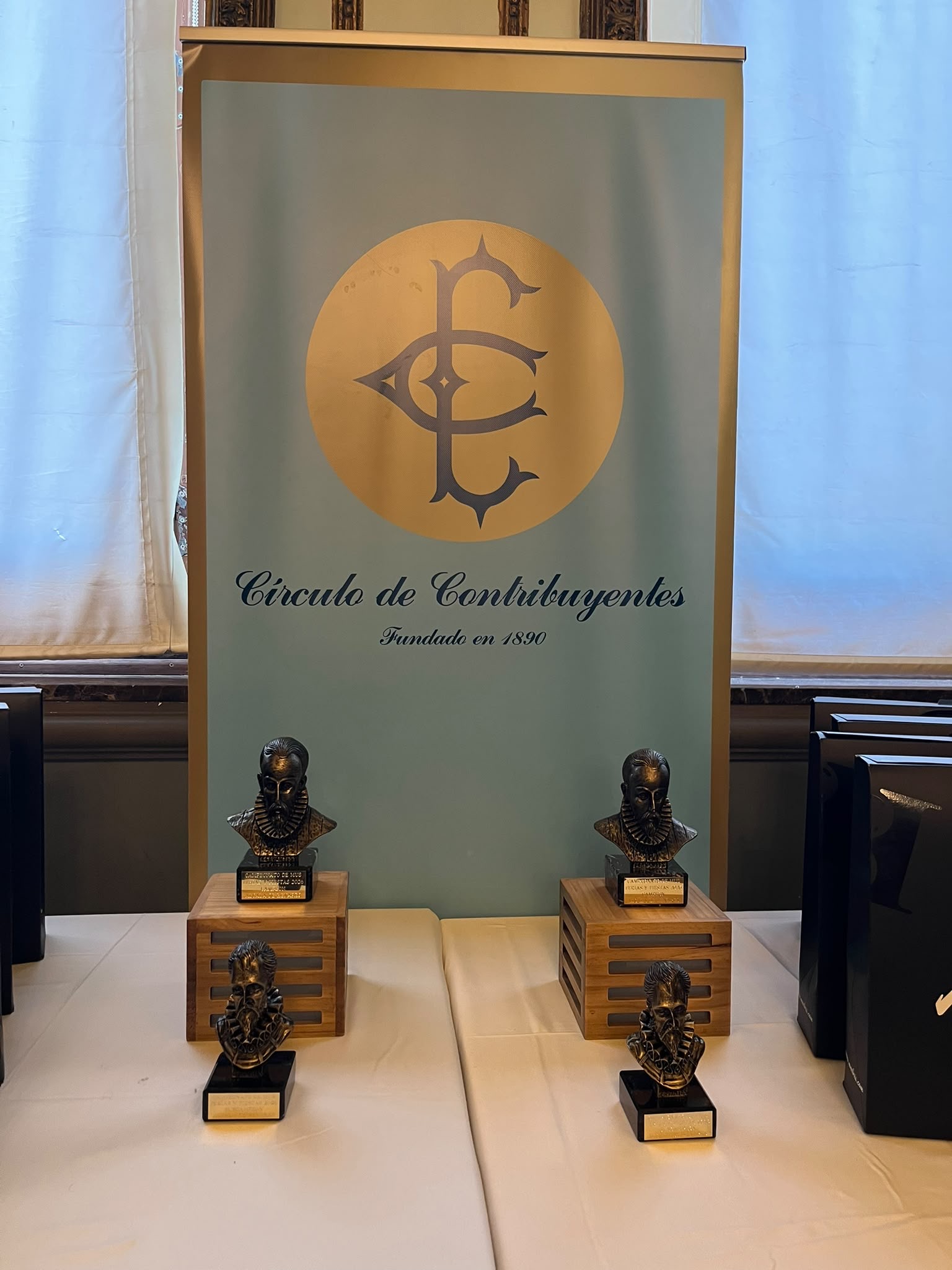 Trofeos del Torneo de Mus de Ferias 2026 ante el emblema del Círculo.