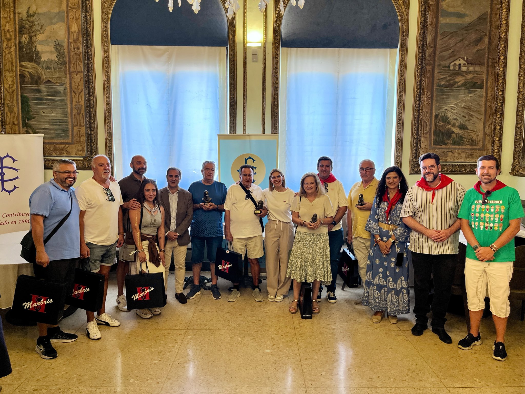 Fotografía de grupo de la entrega de premios con Judith Piquet en el Salón de Tapices.