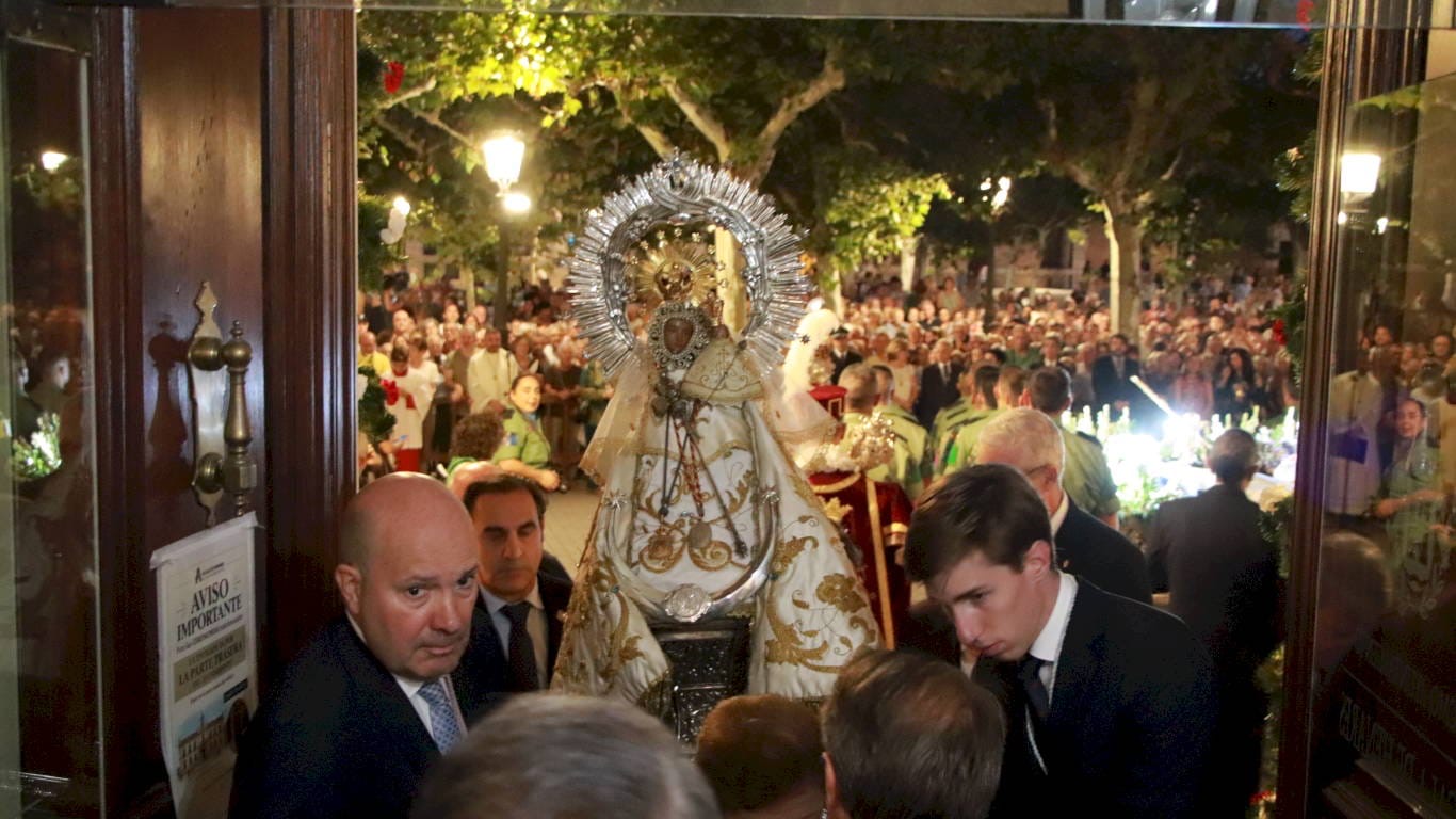 Entrada de Nuestra Señora del Val al Ayuntamiento ante los asistentes.