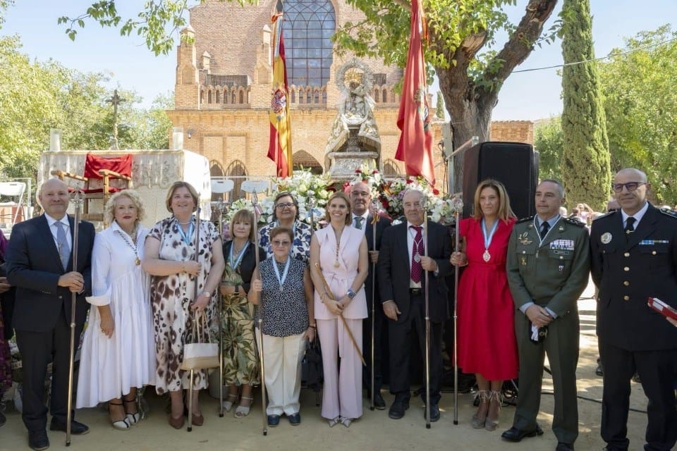 Fotografía de grupo junto a Nuestra Señora del Val durante la celebración del 20 de septiembre.