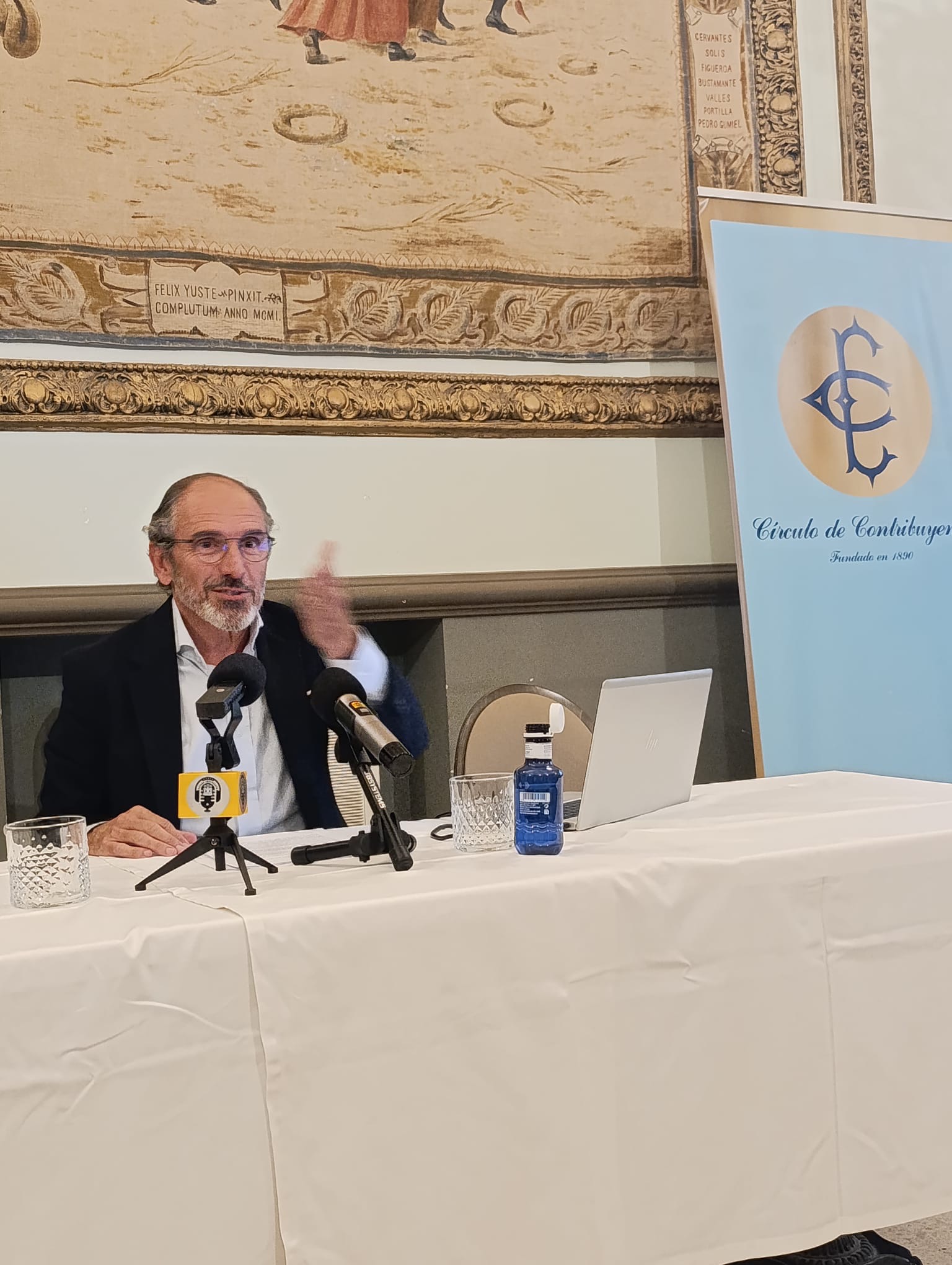 Javier Bello durante la conferencia del 28 de octubre de 2026