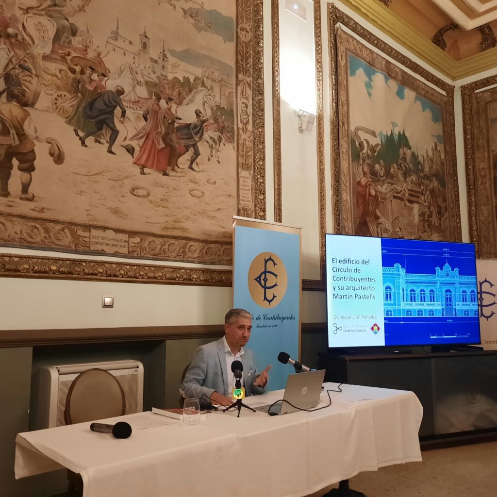 Josué Llull Peñalba durante su conferencia sobre el edificio del Círculo y Martín Pastells, el 14 de octubre de 2026.