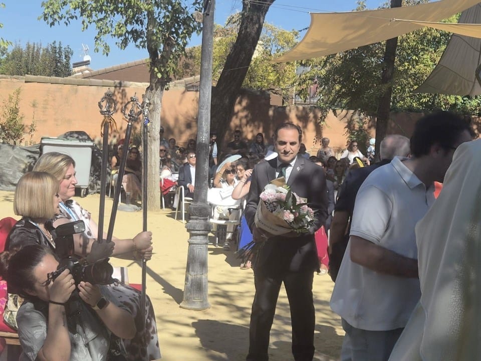 Agustín Mata lleva el ramo para la ofrenda a Nuestra Señora del Val.