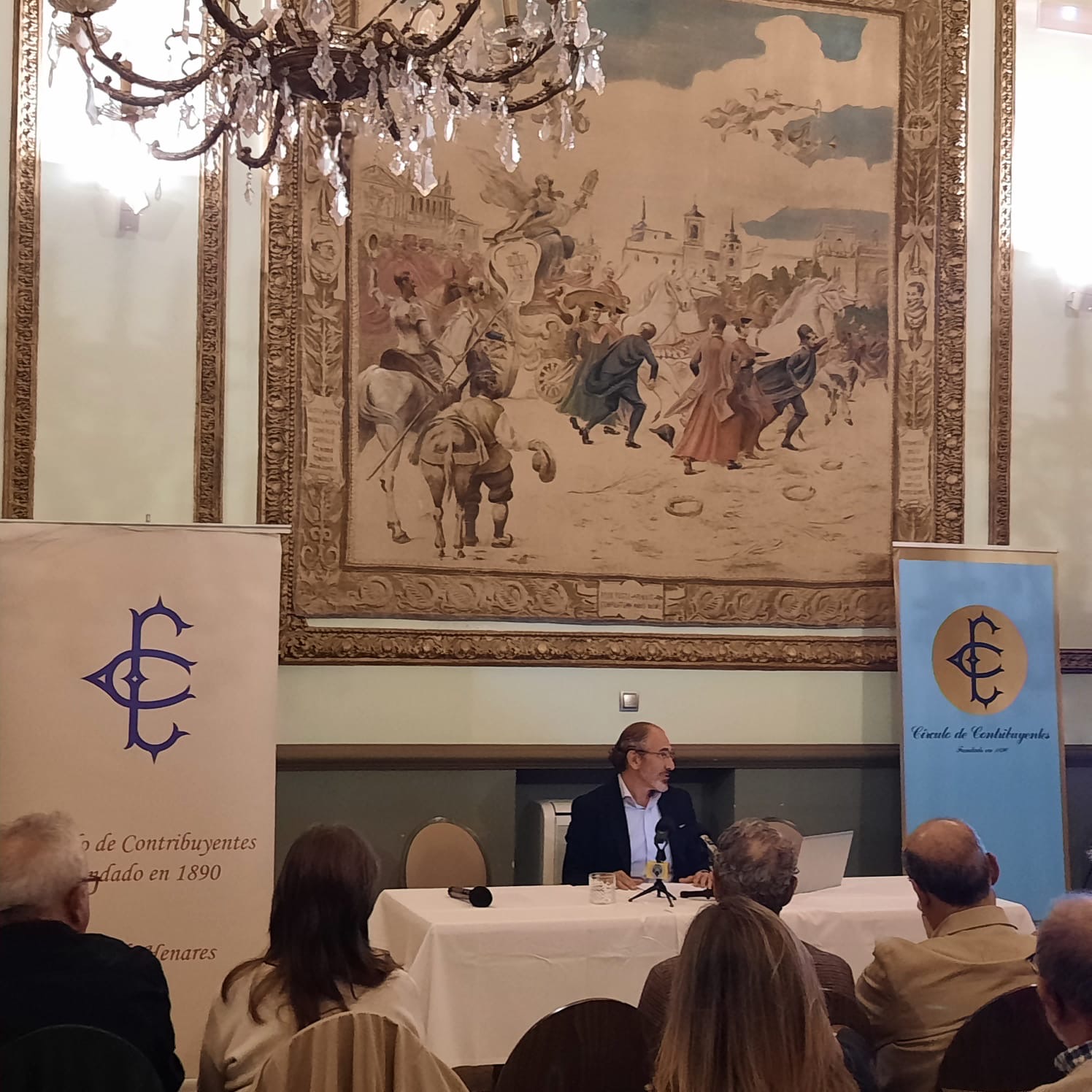 Javier Bello durante la conferencia del 28 de octubre de 2026