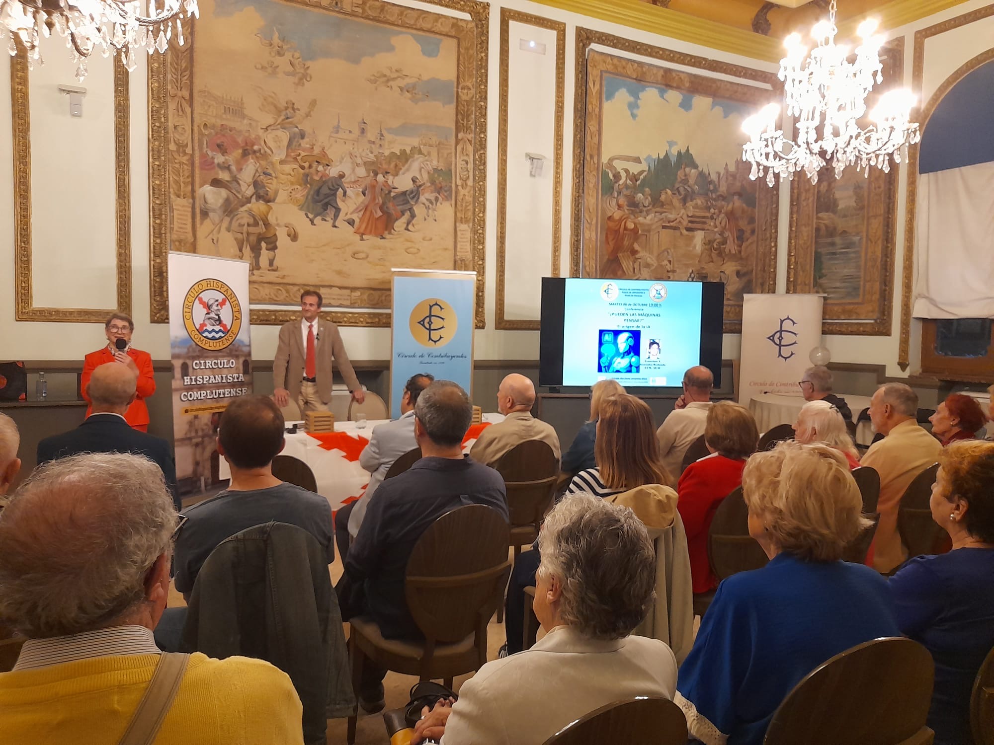 Presentación de la conferencia junto a los emblemas del Círculo de Contribuyentes y el Círculo Hispanista Complutense
