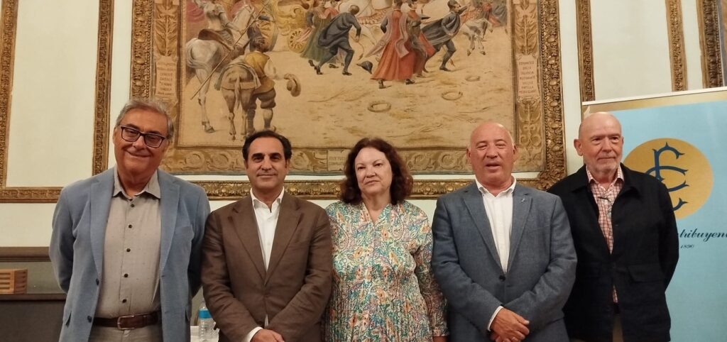 Fotografía de grupo de la jornada inaugural en el Salón de Tapices
