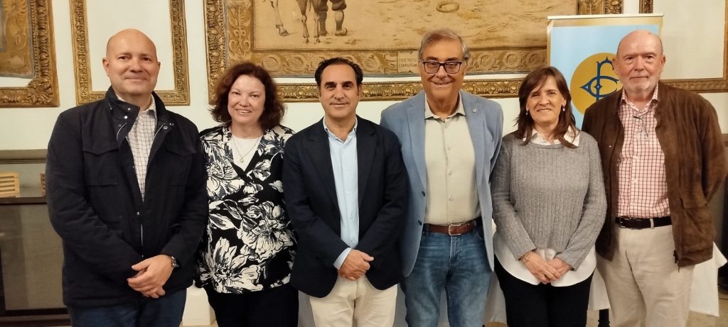 Fotografía de grupo en el Salón de Tapices tras la conferencia del 21 de octubre de 2026