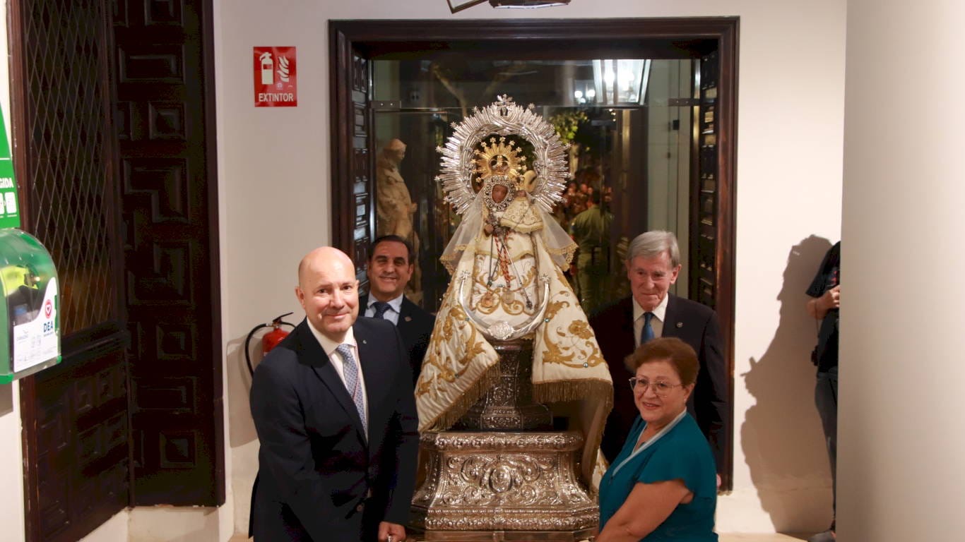 Representantes del Círculo junto a Nuestra Señora del Val en el Ayuntamiento.