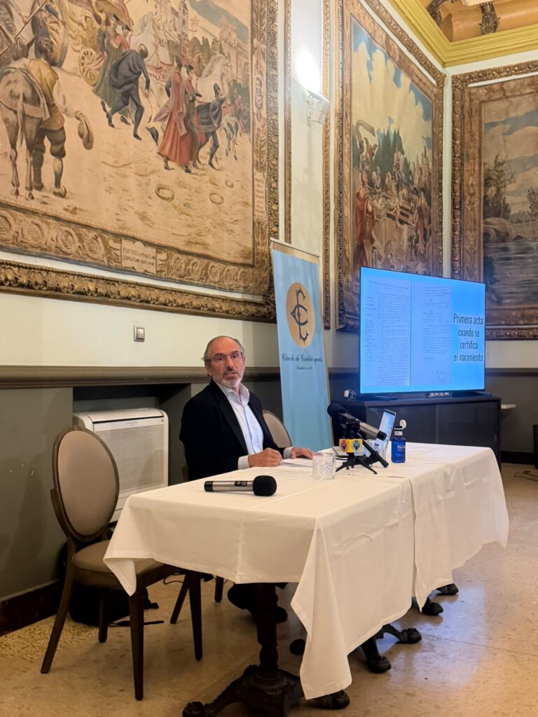 Javier Bello durante su conferencia en el Salón de Tapices
