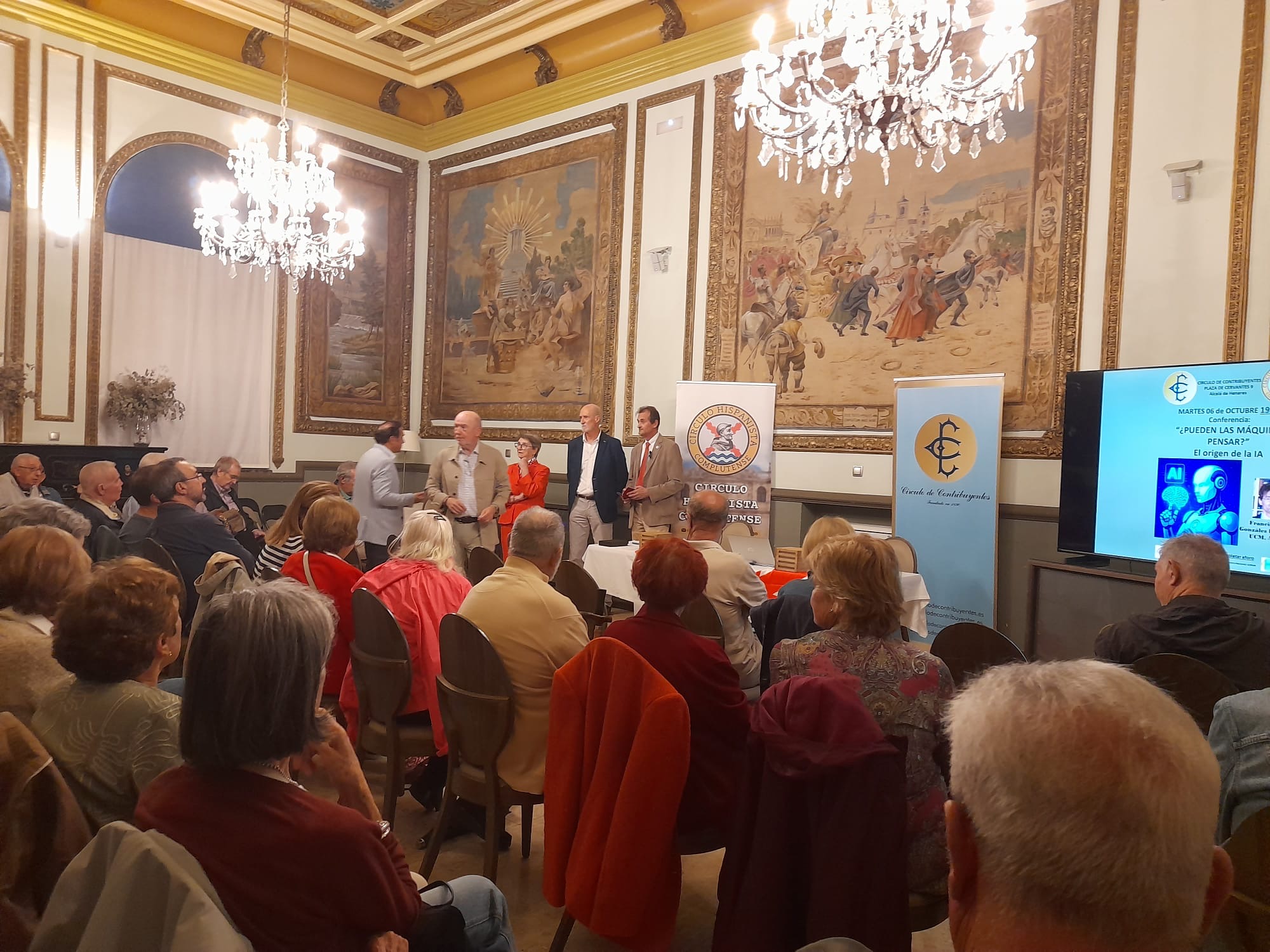 Asistentes y participantes en la conferencia del 6 de octubre en el Salón de Tapices